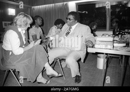 BB King ha rilasciato interviste nel suo spogliatoio dopo un concerto al Royal Festival Hall di Londra, Inghilterra nel 1984. Foto Stock