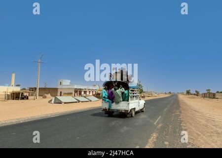 Senegal, Touba. Sicurezza dei veicoli. Senza cinture di sicurezza, senza sedili! Trasporto interurbano con partenza da Touba. Foto Stock