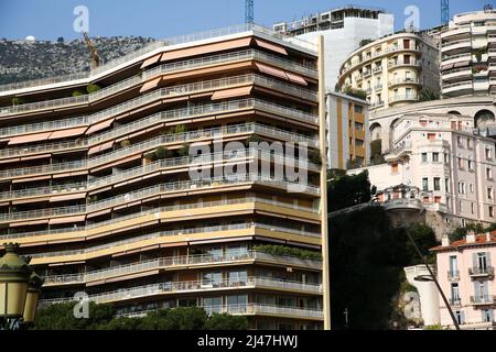Monte Carlo, Monaco. 28th Mar 2022. Vista esterna dell'architettura a Monte Carlo, Monaco in una giornata calda e soleggiata. Monte Carlo è una delle più importanti località turistiche d'Europa con numerosi hotel di lusso. (Foto di Dinendra Haria /SOPA Images/Sipa USA) Credit: Sipa USA/Alamy Live News Foto Stock