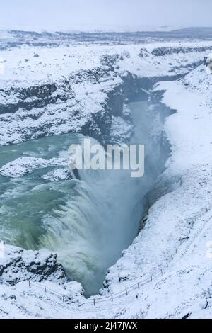 Spettacolare cascata in un paesaggio invernale nevoso (Gullfoss, Islanda) Foto Stock
