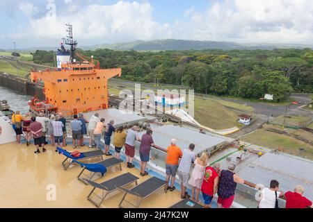 Passeggeri sul ponte della nave da crociera Marella Explorer 2 che osservano il passaggio attraverso le chiuse di Gatun, il canale di Panama, Colon, la provincia di Colon, la Repubblica di Panama Foto Stock