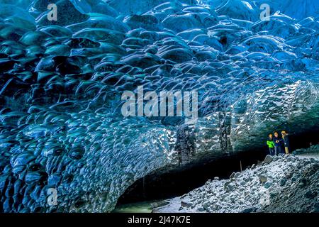Spettacolari formazioni di ghiaccio blu all'interno di una grotta di ghiaccio sotto il ghiacciaio Vatnajokull, Islanda Foto Stock