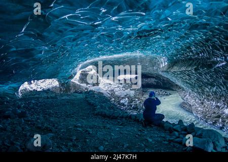 Spettacolari formazioni di ghiaccio blu all'interno di una grotta di ghiaccio sotto il ghiacciaio Vatnajokull, Islanda Foto Stock