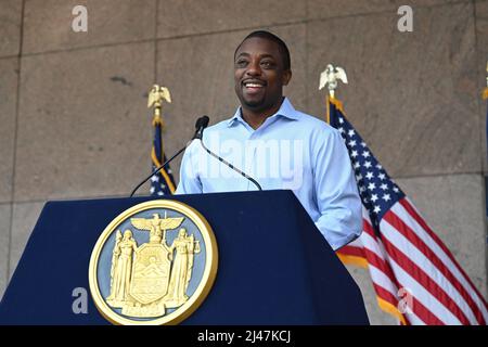 Il senatore Brian Benjamin parla presso l'edificio degli uffici statali di Harlem il 26 agosto 2021 a New York. Foto Stock