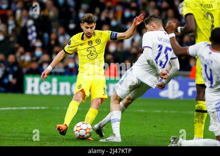 MADRID, SPAGNA - APRILE 12: Jorginho del Chelsea FC e Federico Valverde del Real Madrid durante le finali della UEFA Champions League, 2nd partite tra Real Madrid e Chelsea all'Estadio Santiago Bernabeu il 12 Aprile 2022 a Madrid, Spagna (Foto di DAX Images/Orange Pictures) Foto Stock