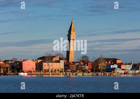 Veduta del Campanile pendente della Chiesa di San Martino in Isola di Burano - Venezia Italia Foto Stock