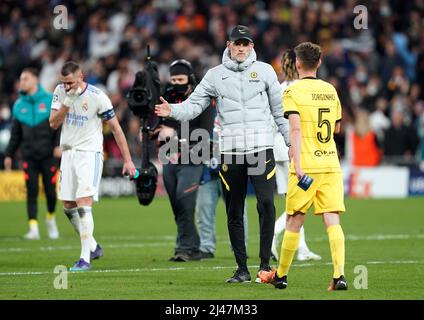 Il manager del Chelsea Thomas Tuchel (al centro) saluta Jorginho (a destra) dopo la finale del quarto della UEFA Champions League, seconda tappa dello stadio Santiago Bernabeu di Madrid. Data foto: Martedì 12 aprile 2022. Foto Stock