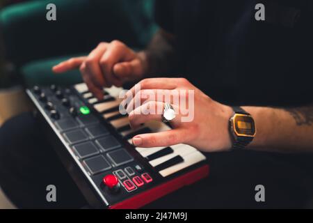 uomo con moderno piccolo sound sintetizzatore concetto musicale orizzontale . Foto di alta qualità Foto Stock