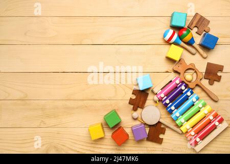 Giocattoli per bambini su sfondo di legno Foto Stock