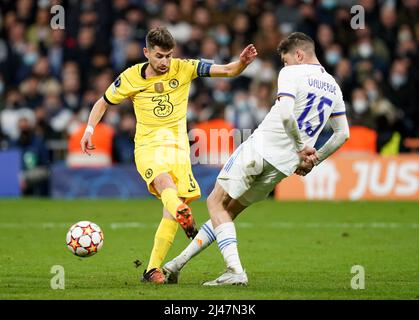 Il Jorginho di Chelsea (a sinistra) tenta un colpo sul traguardo bloccato da Federico Valverde del Real Madrid durante la finale del quarto della UEFA Champions League, seconda tappa allo stadio Santiago Bernabeu di Madrid. Data foto: Martedì 12 aprile 2022. Foto Stock