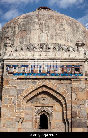 New Delhi, India. Giardini di Lodi. Sheesh Gumbad ('cupola vetrata'), con resti di piastrelle blu. Fine 15th. Secolo. Foto Stock