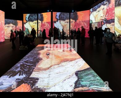 Persone che guardano la mostra d'arte Van Gogh Alive, Edimburgo, Scozia, Regno Unito Foto Stock