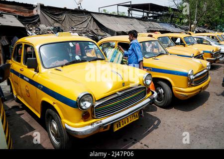 Storico Ambassador Taxi giallo, traffico sul ponte Howrah a Kolkatta, Bengala Occidentale, India Foto Stock