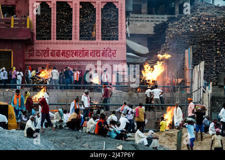 Cremazione su Manikarnika Ghat delle rive del fiume Ganges a Varanasi, Uttar Pradesh, India Foto Stock