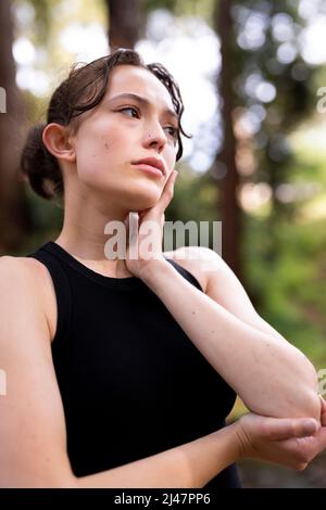 Teenage Dancer recitazione Lost Love a Redwood Grove nel campus UC Berkeley Foto Stock