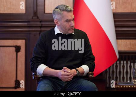 Kiev, Ucraina. 09 aprile 2022. Il Cancelliere austriaco Karl Nehammer, durante le discussioni bilaterali con il Presidente ucraino Volodymyr Zelenskyy, 9 aprile 2022 a Kiev, Ucraina. Credit: Ukraine Presidency/Ukraine Presidency/Alamy Live News Foto Stock