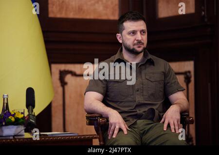 Kiev, Ucraina. 09 aprile 2022. Il Presidente ucraino Volodymyr Zelenskyy, durante le discussioni bilaterali con il Cancelliere austriaco Karl Nehammer, 9 aprile 2022 a Kiev, Ucraina. Credit: Ukraine Presidency/Ukraine Presidency/Alamy Live News Foto Stock