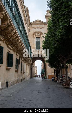 Finestre o gallarija sulla linea del Palazzo del Gran Maestro Old Theatre Street, Valletta, Malta. Foto Stock