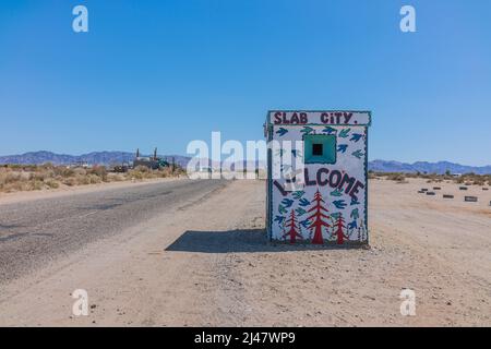 Un piccolo edificio con un murale dipinto su di esso che accoglie i visitatori di Slab City. Si tratta di una comunità off-the-grid senza servizi municipali. E 'nam Foto Stock