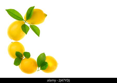 Vitamina C. lettera C fatta da limoni con foglie isolate su sfondo bianco. Vitamine e minerali. Salute e medicina Foto Stock