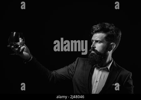 Trattamento per problemi di alcol. Un uomo elegante che soffre di alcolismo bevendo whisky. Foto Stock