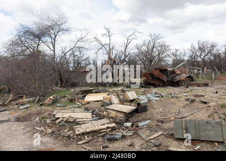 Andriivka, Ucraina. 12th Apr 2022. Carro armato bruciato sul lato della strada e altre attrezzature abbandonate, conchiglie e scatole vuote di armi si trovano nel mezzo del campo lungo la strada vicino Andriivka dopo il ritiro delle truppe russe. (Credit Image: © Mykhaylo Palinchak/SOPA Images via ZUMA Press Wire) Foto Stock