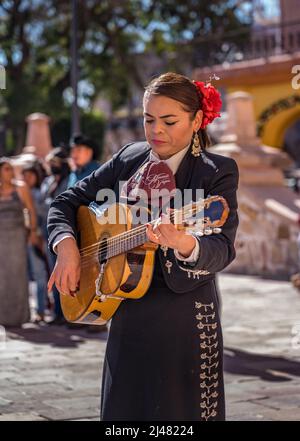 Santuario de Atotonilco, Messico - 21 dicembre 2021. Musicista entusiasta si esibirà per il matrimonio di qualcuno Foto Stock