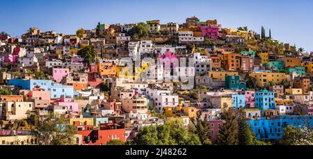 Colorati edifici collinari a Guanajuato, Messico Foto Stock