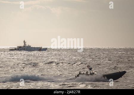 220406-N-GF955-1019 CARIBBEAN SEA - (6 aprile 2022) -- la nave da combattimento litoranea Freedom-Variant USS Billings (LCS 15) conduce operazioni di lotta contro gli stupefacenti con il tagliatore della Guardia Costiera Joseph Tezanos (WPC 1118), 6 aprile 2022. Billings è dispiegato nell'area delle operazioni della flotta USA 4th per sostenere la missione della Joint Interagency Task Force South, che include missioni di lotta contro il traffico illecito di droga nei Caraibi e nell'Est del Pacifico. (STATI UNITI Foto Navy di Mass Communication Specialist 3rd Classe Aaron Lau/rilasciato) Foto Stock