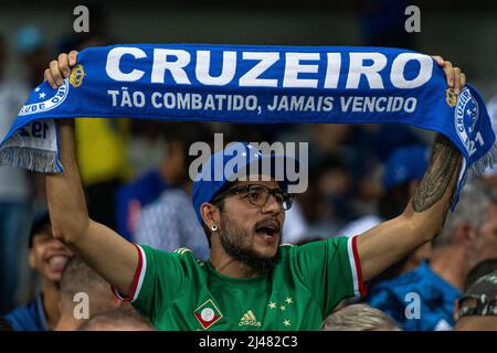 Belo Horizonte, Brasile. 12th Apr 2022. MG - Belo Horizonte - 04/12/2022 - BRASILIANO B 2022 CRUZEIRO X BRUSQUE - sostenitori durante una partita tra Cruzeiro e Brusque allo stadio Mineirao per il campionato brasiliano B 2022. Foto: Alessandra Torres/AGIF Credit: AGIF/Alamy Live News Foto Stock