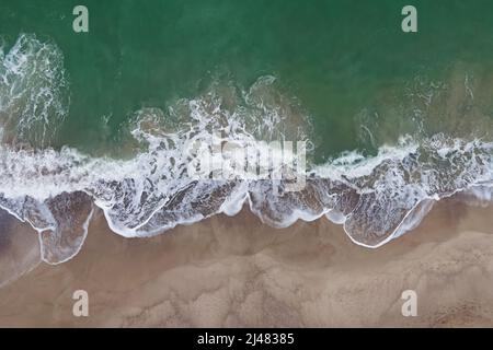 Onde di mare sulla sabbia, vista aerea drone. Foto Stock
