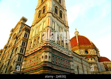 Il Duomo e il campanile sono due degli iconici edifici rinascimentali nel centro di Firenze Italia Foto Stock