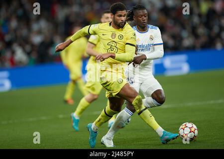 Madrid, Spagna. 12th Apr 2022. Eduardo Camavinga (R) del Real Madrid vies con Ruben Loftus-guancia di Chelsea durante una partita finale di seconda tappa della UEFA Champions League tra il Real Madrid di Spagna e il Chelsea FC d'Inghilterra allo Stadio Santiago Bernabeu di Madrid, Spagna, il 12 aprile 2022. Credit: Meng Dingbo/Xinhua/Alamy Live News Foto Stock