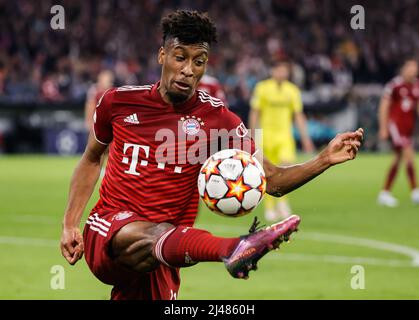 Monaco di Baviera, Germania. 12th Apr 2022. Kingsley Coman di Bayern Munich controlla la palla durante una partita finale di secondo ramo della UEFA Champions League tra Bayern Munich di Germania e Villarreal CF di Spagna a Monaco di Baviera, Germania, 12 aprile 2022. Credit: Philippe Ruiz/Xinhua/Alamy Live News Foto Stock