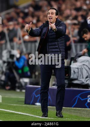 Monaco di Baviera, Germania. 12th Apr 2022. L'allenatore di testa Unai Emery di Villarreal reagisce durante una partita finale di seconda tappa della UEFA Champions League tra Bayern Monaco di Baviera di Germania e Villarreal CF di Spagna a Monaco di Baviera, Germania, 12 aprile 2022. Credit: Philippe Ruiz/Xinhua/Alamy Live News Foto Stock