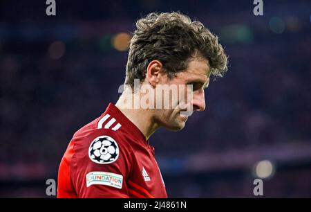 Monaco di Baviera, Germania. 12th Apr 2022. Thomas Mueller del Bayern Munich reagisce dopo una seconda tappa finale della UEFA Champions League tra Bayern Monaco di Baviera di Germania e Villarreal CF di Spagna a Monaco di Baviera, Germania, 12 aprile 2022. Credit: Philippe Ruiz/Xinhua/Alamy Live News Foto Stock