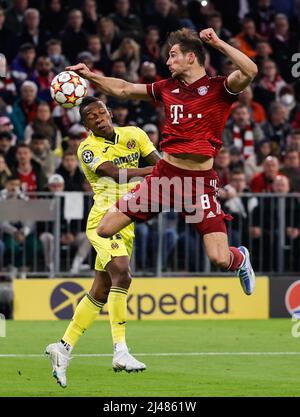 Monaco di Baviera, Germania. 12th Apr 2022. Leon Goretzka (R) del Bayern Munich vies con Pervis Estupinan di Villarreal durante una seconda tappa finale della UEFA Champions League tra Bayern Monaco di Germania e Villarreal CF di Spagna a Monaco di Baviera, Germania, 12 aprile 2022. Credit: Philippe Ruiz/Xinhua/Alamy Live News Foto Stock