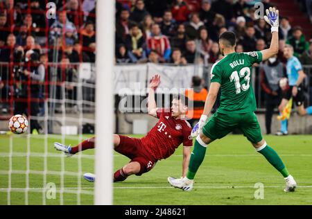 Monaco di Baviera, Germania. 12th Apr 2022. Benjamin Pavard (L) del Bayern Munich cerca di sparare durante una partita finale di seconda tappa della UEFA Champions League tra il Bayern Munich di Germania e il Villarreal CF di Spagna a Monaco di Baviera, Germania, 12 aprile 2022. Credit: Philippe Ruiz/Xinhua/Alamy Live News Foto Stock