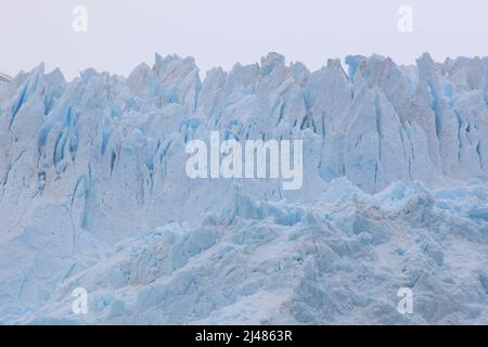 Parete di ghiaccio di un ghiacciaio in Patagonia (crepacci e cime) - Cile Foto Stock