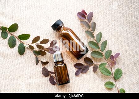 Mockup bottiglia in vetro ambrato bianco con etichetta vuota fondo vario. Medicina, sanità, concetto di cura della pelle. Modello di progettazione di trattamento e confezionamento. Foto Stock