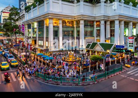 Santuario di Erawan a Bangkok un luogo per ricordare le vittime che vengono. Presa da una prospettiva alta. Foto Stock