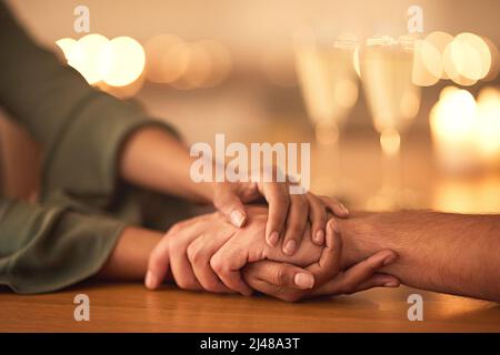 Malato sempre essere qui per voi.... Scatto corto di due persone che tengono le mani in tutta comodità. Foto Stock