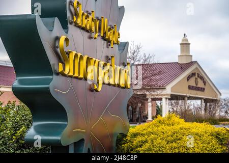 Lo Shady Maple Smorgasbord nella contea di Lancaster, Pennsylvania, è una destinazione per turisti e locali, ed è il più grande buffet degli Stati Uniti.