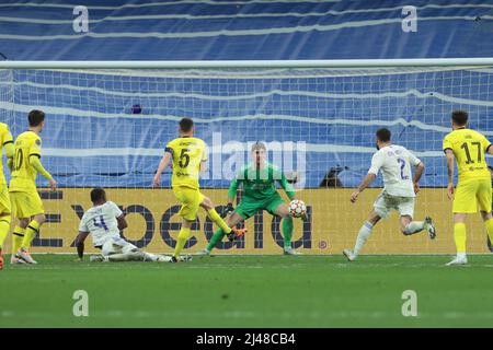 Madrid, spagnolo. 12th Apr 2022. Madrid, Spagna; 12.04.2022.- Real Madrid CF vs Chelsea FC Quarter Finals 2nd LEG Champions Leage, partita che si tiene allo stadio Santiago Bernabeu nella città di Madrid. Real Madrid portiere Courtois Chelsea giocatore Jorginho colpo risultato finale 2-3 Real Madrid goal Rodrygo va 80  e Karim Benzema 96  Chelsea goal Mason Mount 15 , Antonio Rudiger 51  e Timo Werner 55  risultato complessivo Real Madrid 5 Chelsea 4 credito: Juan Carlos Rojas/dpa/Alamy Live News Foto Stock