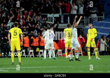 Madrid, spagnolo. 12th Apr 2022. Madrid, Spagna; 12.04.2022.- Real Madrid CF vs Chelsea FC Quarter Finals 2nd LEG Champions Leage, partita che si tiene allo stadio Santiago Bernabeu nella città di Madrid. Real Madrid giocatori celebrare la loro vittoria risultato finale 2-3 Real Madrid goal Rodygo Goes 80  e Karim Benzema 96  Chelsea goal Mason Mount 15 , Antonio Rudiger 51  e Timo Werner 55  risultato complessivo Real Madrid 5 Chelsea 4 Credit: Juan Carlos Rojas/dpa/Alamy Live News Foto Stock