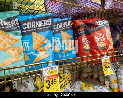 Woodinville, WA USA - circa Aprile 2022: Vista angolata di Pop Corners patatine di mais di marca nella corsia snack di un negozio di alimentari Haggen. Foto Stock