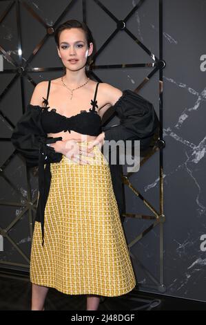 Monaco di Baviera, Germania. 12th Apr 2022. L'attrice Emilia Schüle è ospite della prima mondiale WMF di a all'Haus der Kunst di Monaco. Credit: Düren/dpa/Alamy Live News Foto Stock