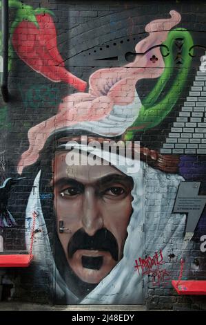 Una figura araba enigmatica e non identificata domina un murale di Street art in AC/DC Lane, Melbourne, Australia Foto Stock