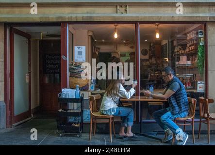 Chapter House Coffee, sotto gli archi della Cattedrale di St Paul, una delle tante piccole caffetterie e caffetterie nel centro di Melbourne Foto Stock