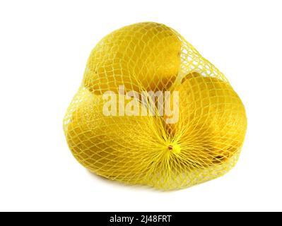 limoni freschi in un sacchetto di rete giallo isolato su sfondo bianco Foto Stock